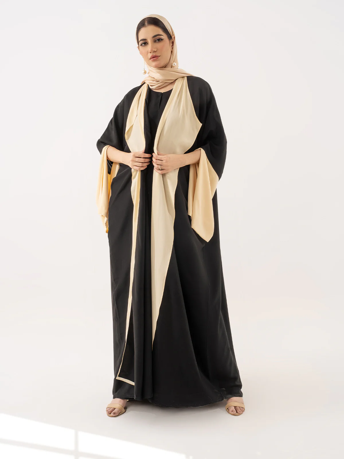 SOLITARY BRINGS PEACE ABAYA - Image 3